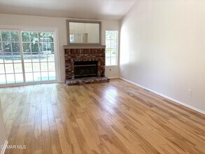 5531 Barnard St in Simi Valley, CA - Foto de edificio - Building Photo