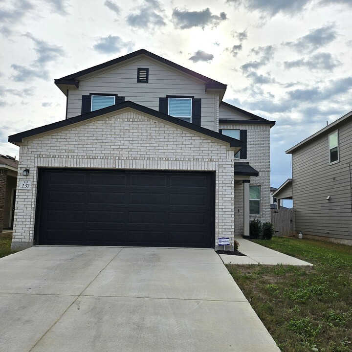 237 Deer Crest Dr in New Braunfels, TX - Building Photo