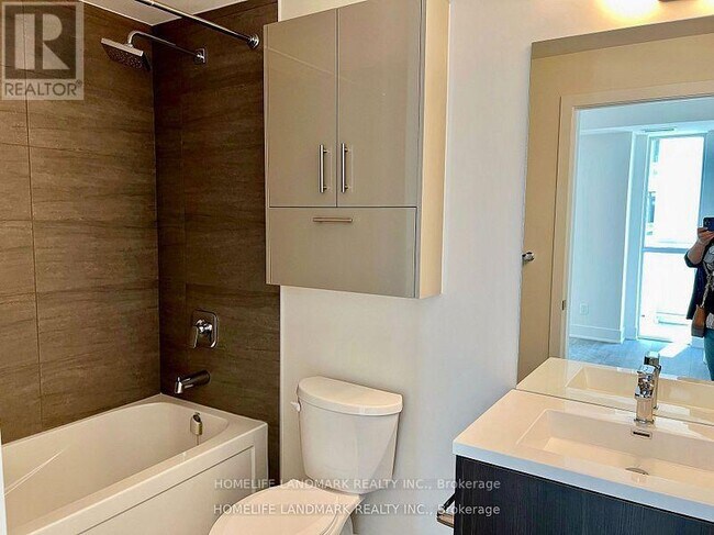 188 Fairview Mall Dr in Toronto, ON - Building Photo - Building Photo