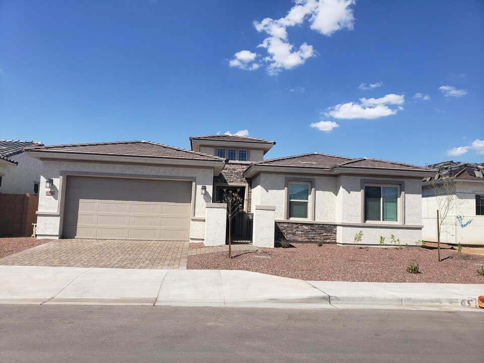 8552 W Midway Ave in Glendale, AZ - Building Photo