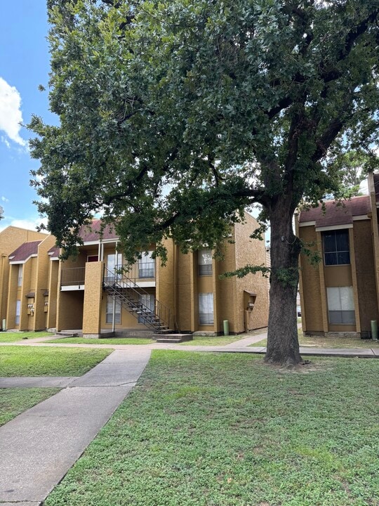 Springhill in Houston, TX - Building Photo