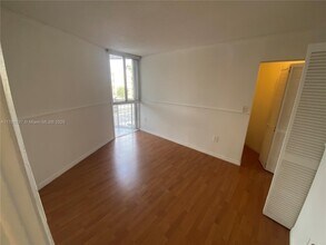 6995 NW 186th St in Hialeah, FL - Building Photo - Building Photo