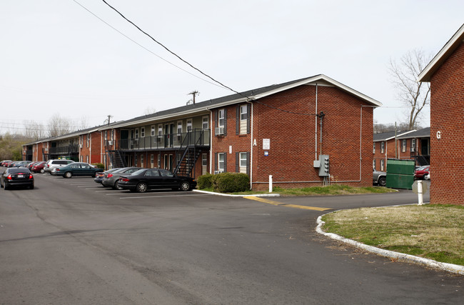 Village on the Green in Nashville, TN - Foto de edificio - Building Photo