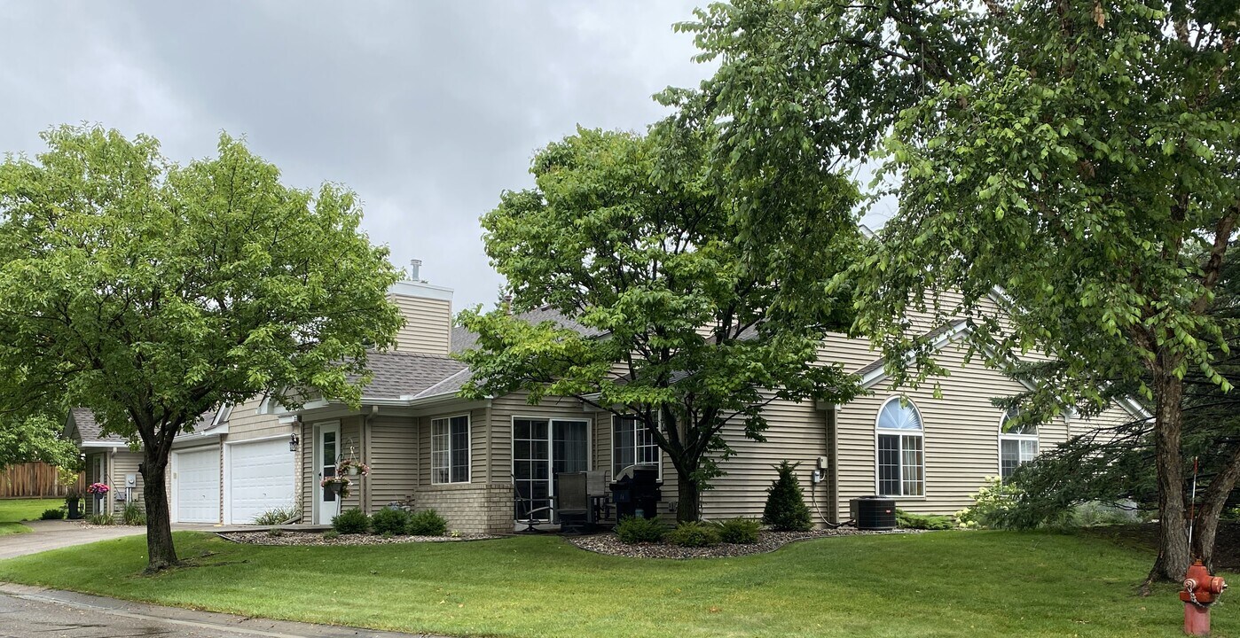 508 Mission Hills Dr in Chanhassen, MN - Building Photo