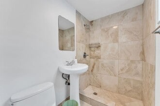 150 SW 10th St, Unit 3 in Miami, FL - Foto de edificio - Building Photo