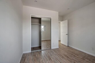 152 W 77th St in Los Angeles, CA - Building Photo - Building Photo