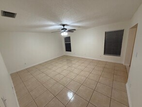 4404 Rockcrest Cir in Tampa, FL - Foto de edificio - Building Photo