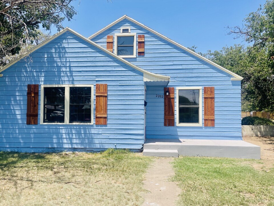 2202 24th St in Lubbock, TX - Building Photo