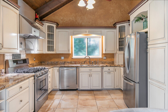 817 Nadelhorn Dr in Lake Arrowhead, CA - Building Photo - Building Photo