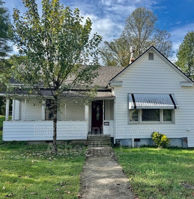 121 Oakdale St in Brevard, NC - Foto de edificio - Building Photo