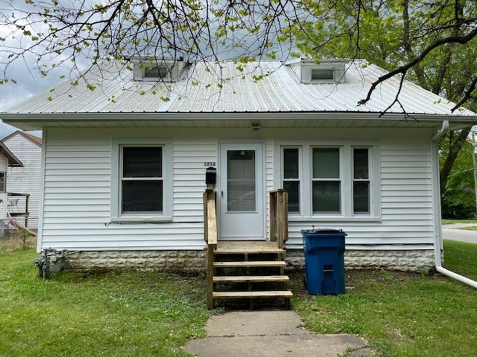 121 W Jackson St, Unit 121 W. Jackson Apt A in Pittsburg, KS - Building Photo