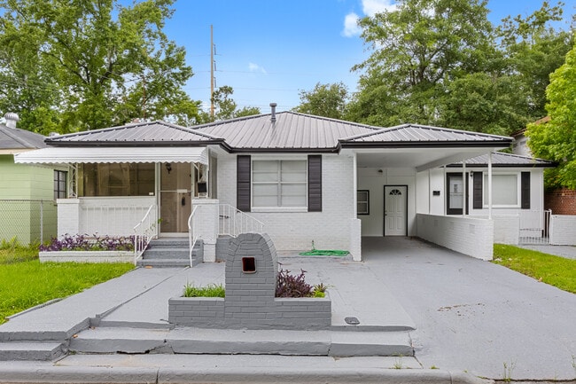 property at 819 W 51st St