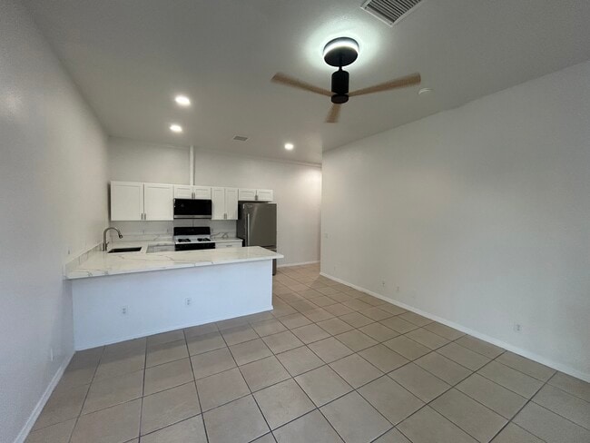 6446 Palm View Ave in Twentynine Palms, CA - Foto de edificio - Building Photo