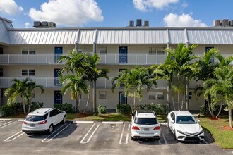 Foxwood Hollow Condominiums in Coral Springs, FL - Building Photo - Building Photo