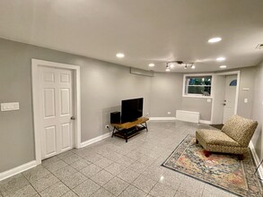 2217 W Giddings St, Unit G in Chicago, IL - Building Photo - Building Photo