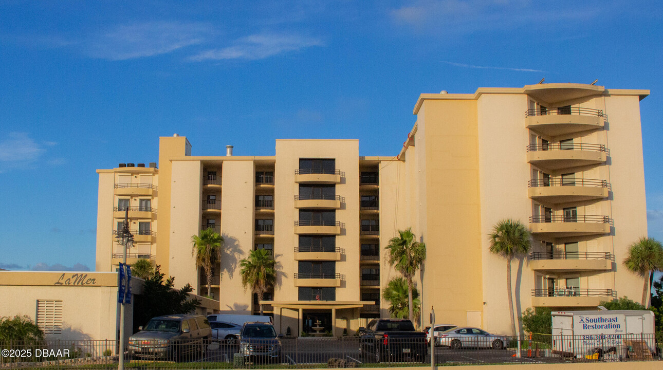 3255 S Atlantic Ave in Daytona Beach, FL - Building Photo