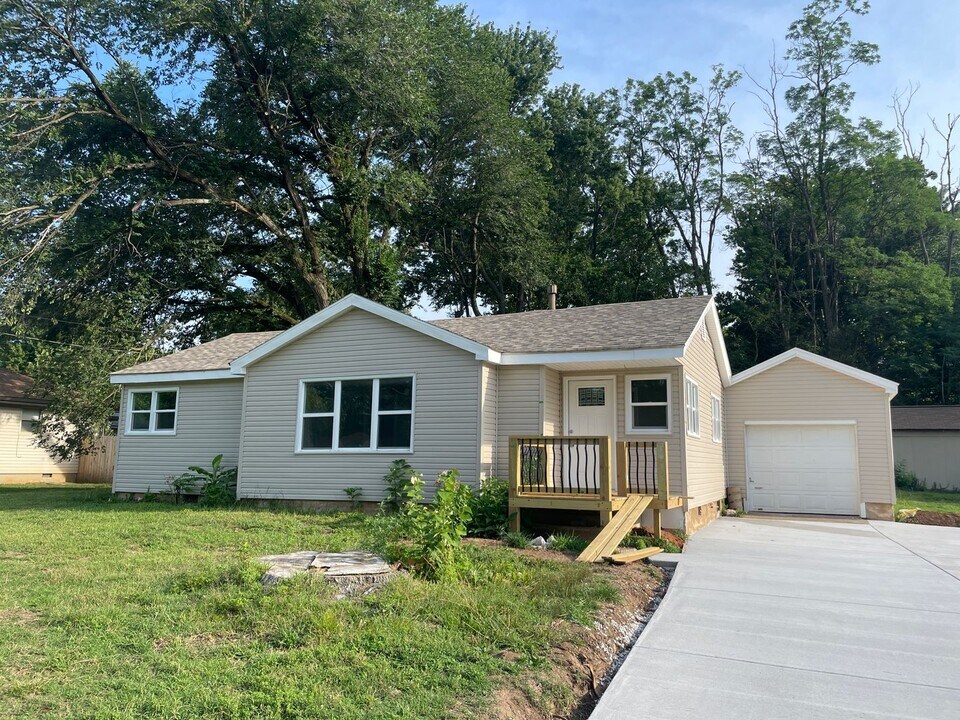 1229 E Berkeley St in Springfield, MO - Building Photo