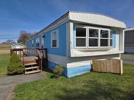 144 Hillcrest Park Ln, Unit F204 in Lewisburg, WV - Building Photo