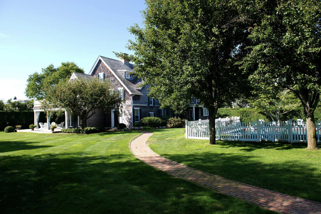 4 Fairlea Rd in Southampton, NY - Foto de edificio