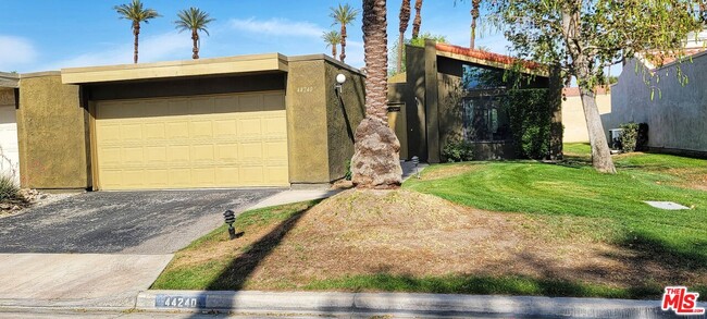 44240 Anacapa Way in Palm Desert, CA - Foto de edificio - Building Photo