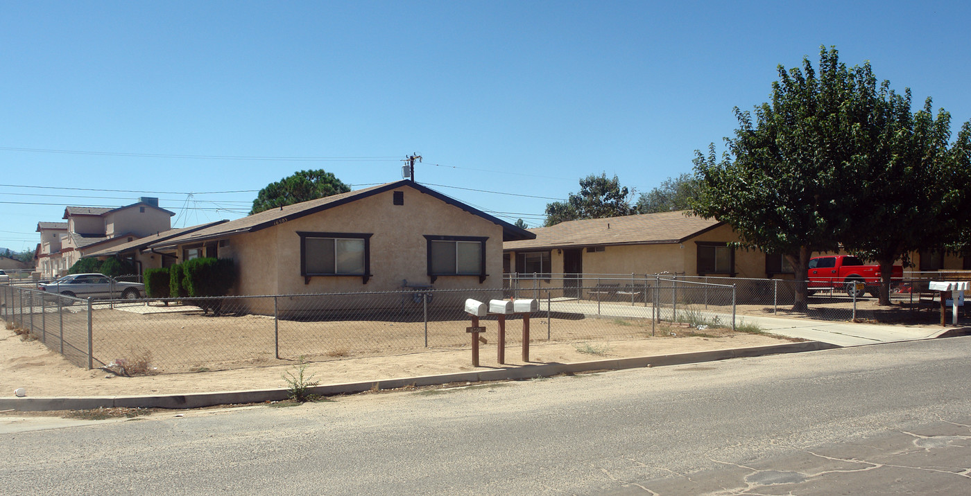 16508-16499 Smoke Tree St in Hesperia, CA - Building Photo