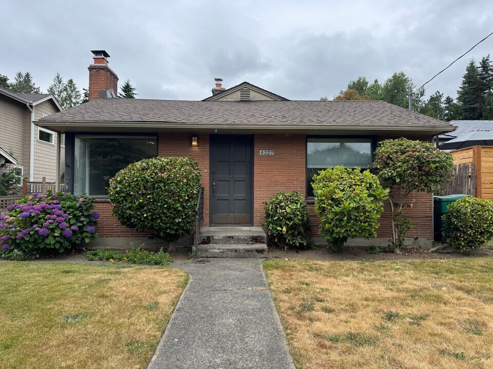 6227 53rd Ave NE in Seattle, WA - Building Photo