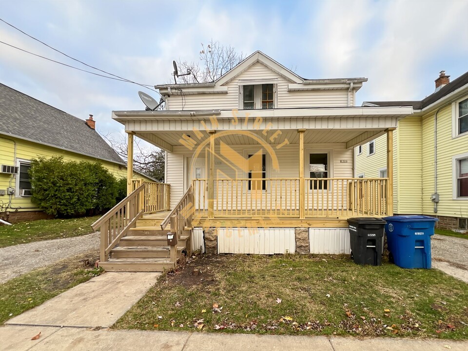 1328 N Main St in Oshkosh, WI - Building Photo