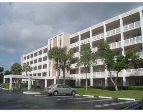 1075 Riverside Dr in Coral Springs, FL - Building Photo - Building Photo