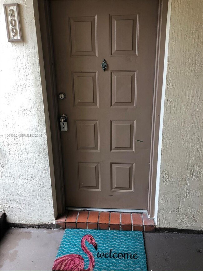 7130 NW 179th St in Hialeah, FL - Foto de edificio - Building Photo