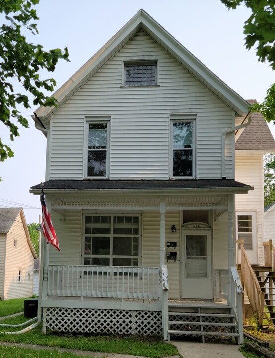 915 W Highland St, Unit Lower in Whitewater, WI - Building Photo