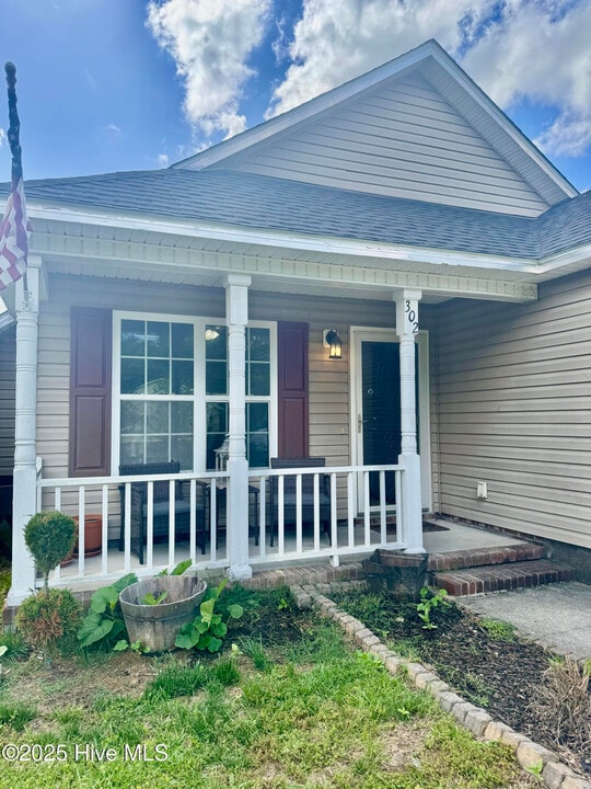 302 Mattocks Ave in Maysville, NC - Building Photo