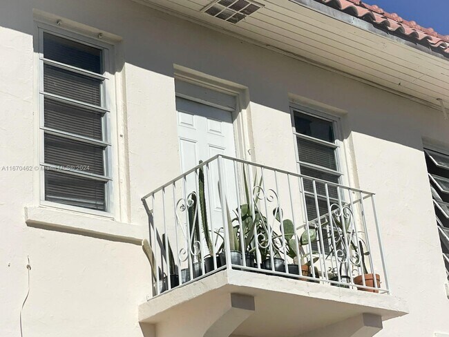711 NW 1st St-Unit -3 in Miami, FL - Building Photo - Building Photo