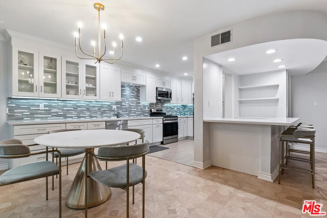 4445 Cartwright Ave in Los Angeles, CA - Building Photo