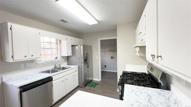 5757 Sweet Meadow Dr, Unit 19H in Montgomery, AL - Foto de edificio - Building Photo