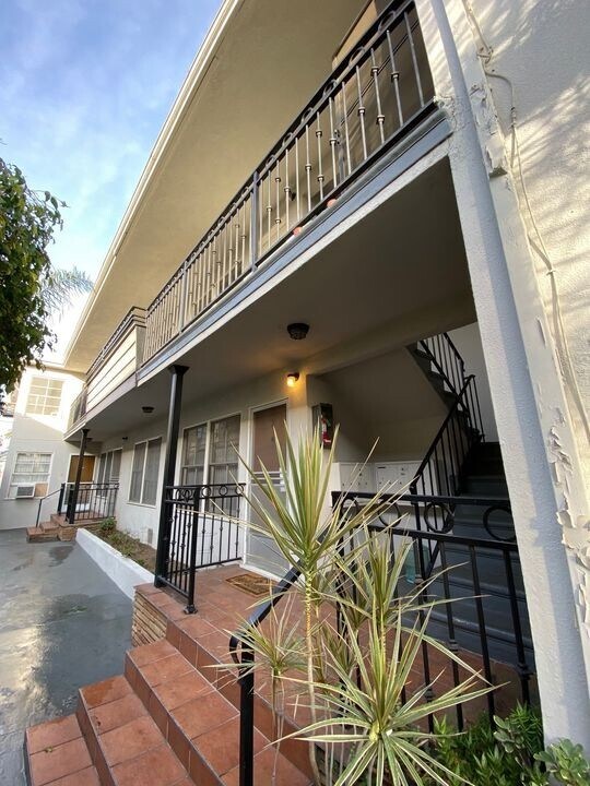 1051 S Wooster St in Los Angeles, CA - Building Photo - Building Photo