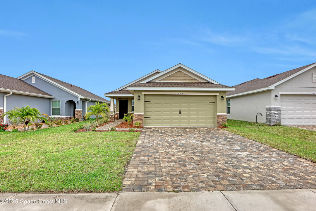 1025 Canfield Cir in Palm Bay, FL - Building Photo