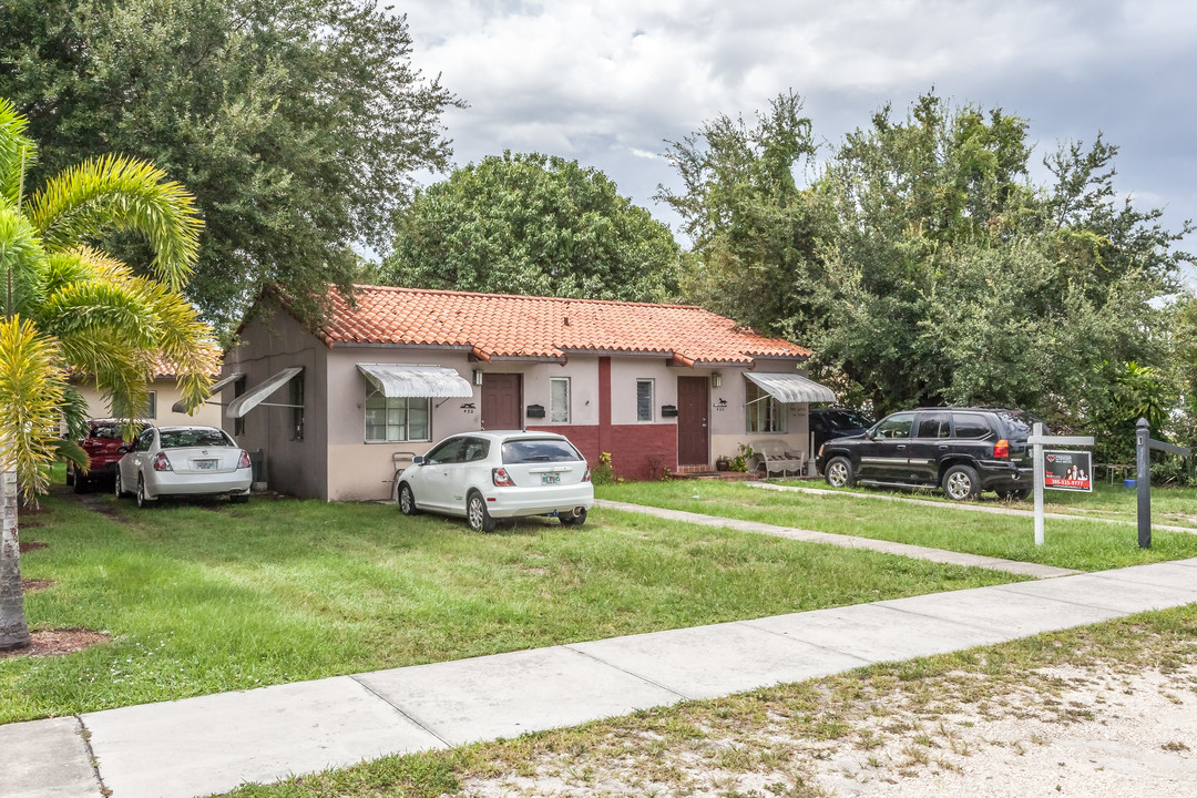 450-458 Eldron Dr in Miami, FL - Building Photo