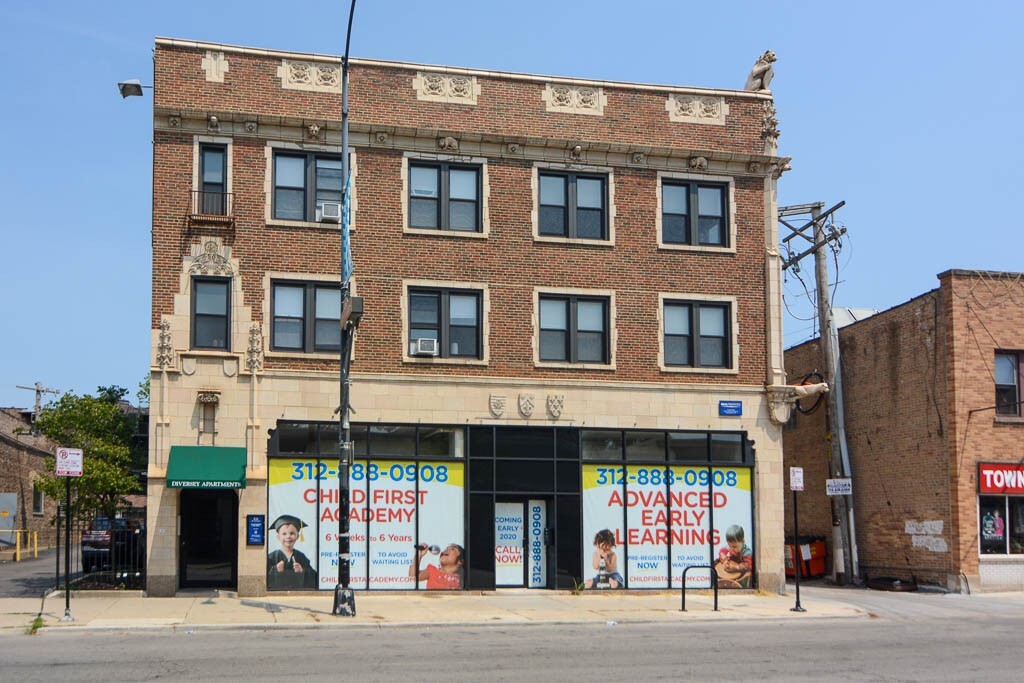 821 W Diversey Pkwy in Chicago, IL - Building Photo