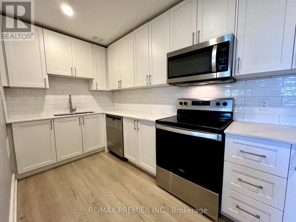 3046 Jaguar Valley Dr in Mississauga, ON - Building Photo