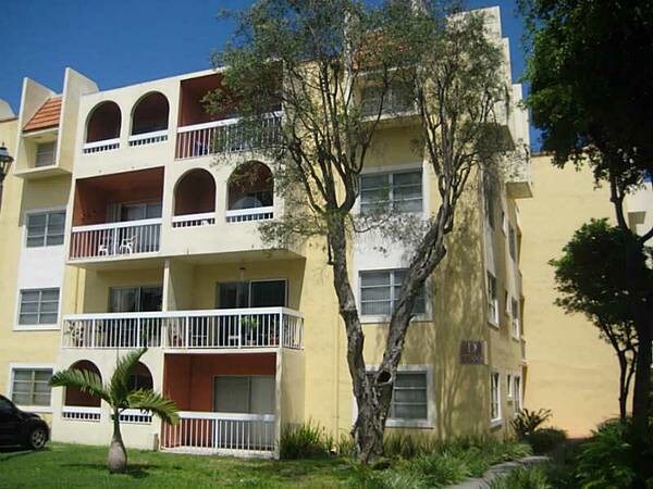 7700 Camino Real in Miami, FL - Building Photo