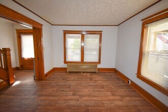 45 W Main St in Loganton, PA - Foto de edificio - Building Photo