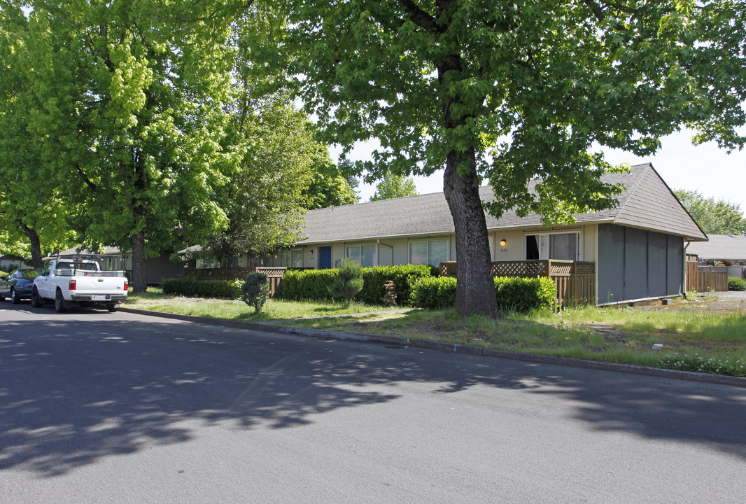 1870 N Main Ave in Gresham, OR - Foto de edificio