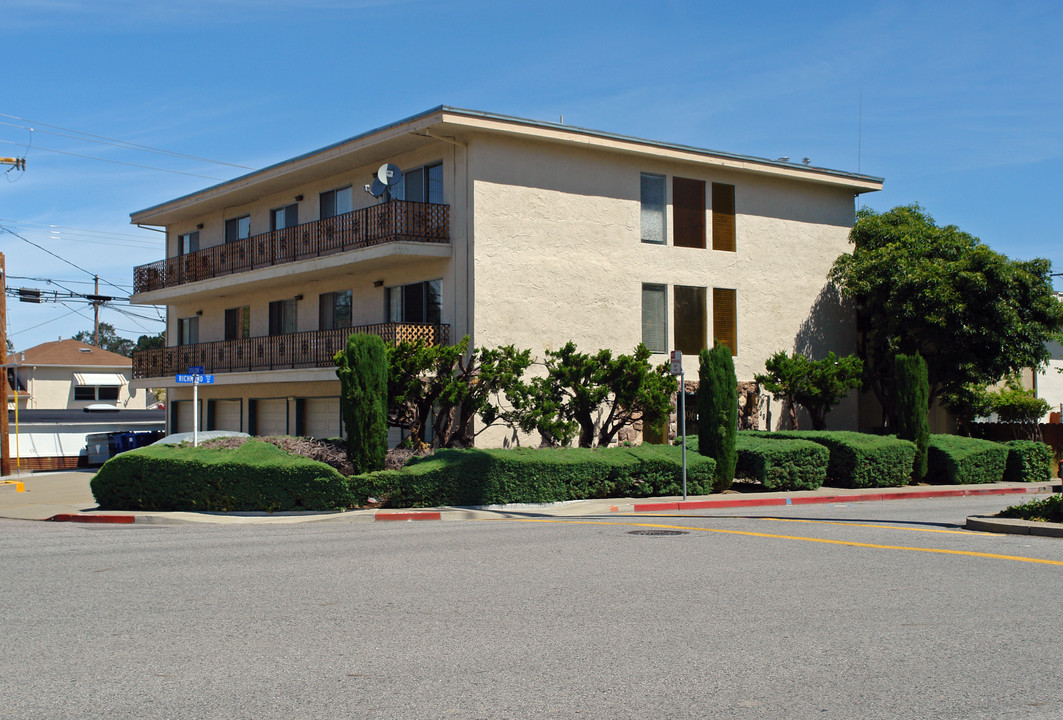 496 Richmond Dr in Millbrae, CA - Building Photo