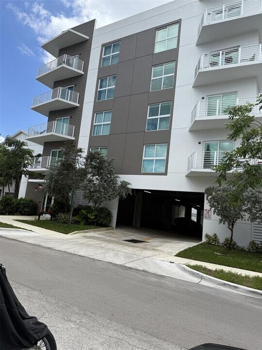 1938 Jackson St, Unit 502 in Hollywood, FL - Building Photo