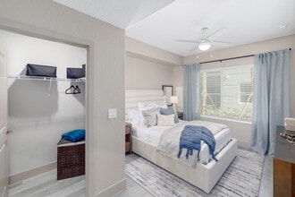 Azalea Park in Naples, FL - Foto de edificio - Interior Photo