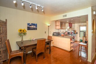 1917 Alga Rd, Unit B in Carlsbad, CA - Foto de edificio - Building Photo