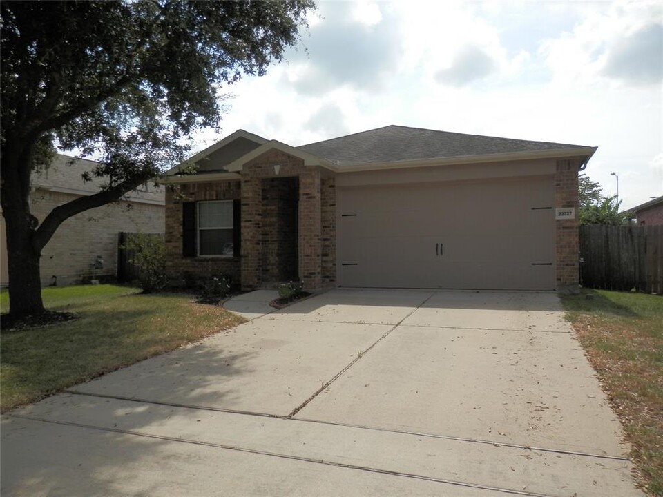 23727 N Newport Bend in Katy, TX - Foto de edificio