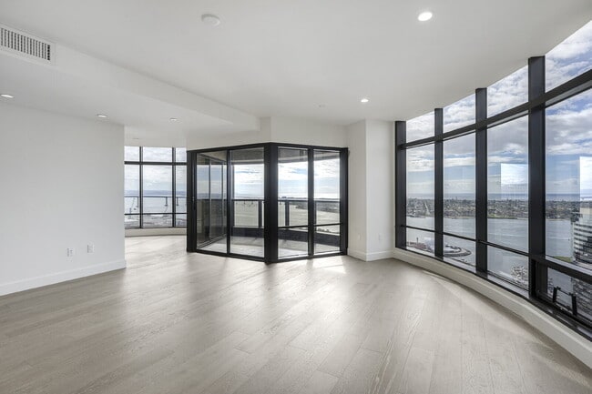 100 W Harbor Dr in San Diego, CA - Foto de edificio - Building Photo