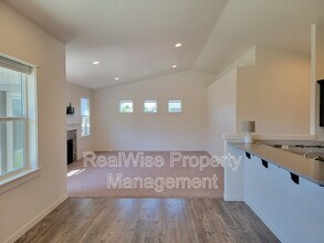 2482 NW Glen Oak Ave in Redmond, OR - Building Photo - Building Photo