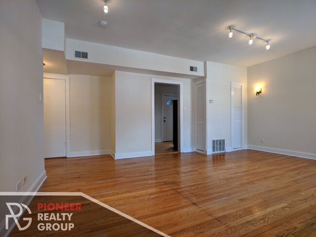 4040 N Ashland Ave, Unit #4040-E2 in Chicago, IL - Building Photo - Building Photo